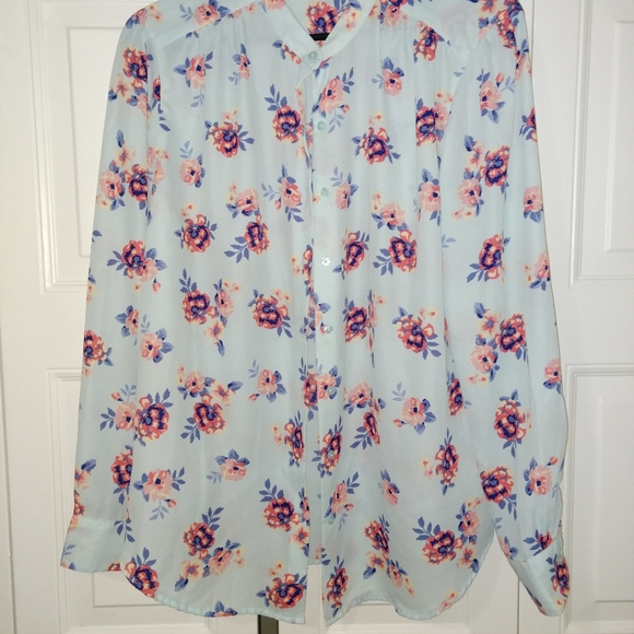 🌸 Beautiful floral button down top - Picture 5 of 12